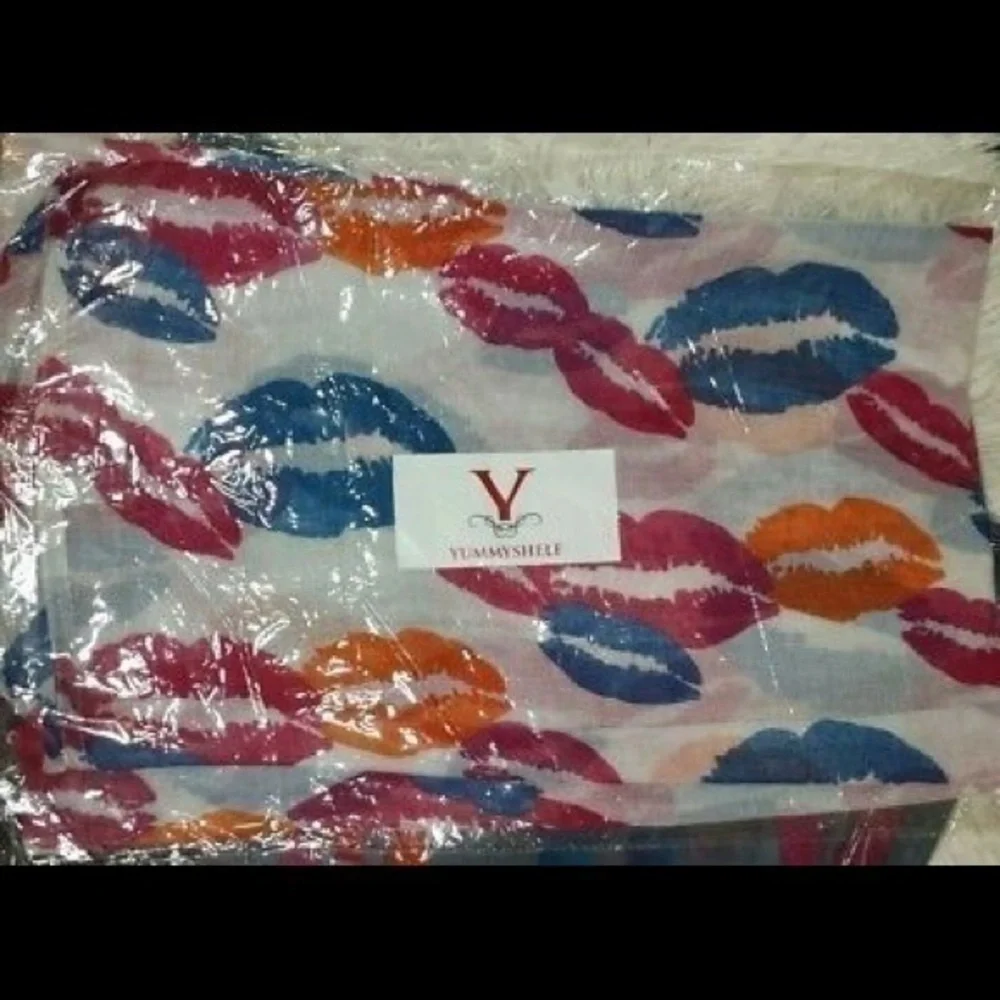 ☄Yummy Shelf Kisses Printed Rectangular Scarf Wht
